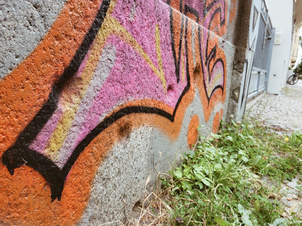 Bild oben: Kriegsspuren auf den Bodenplatten in der Kantstraße, 04275 Leipzig (Aufnahme: August 2025)
Bild unten: Einschüsse auf einer kleinen Mauer in der Fockestraße, 04275 Leipzig (Aufnahme: August 2025)